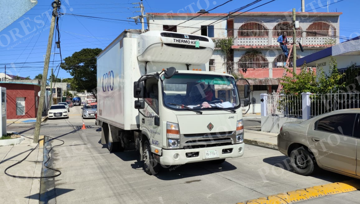 Camión derriba poste de Telmex y causa caos vial en la colonia Tecolutla, Ciudad del Carmen