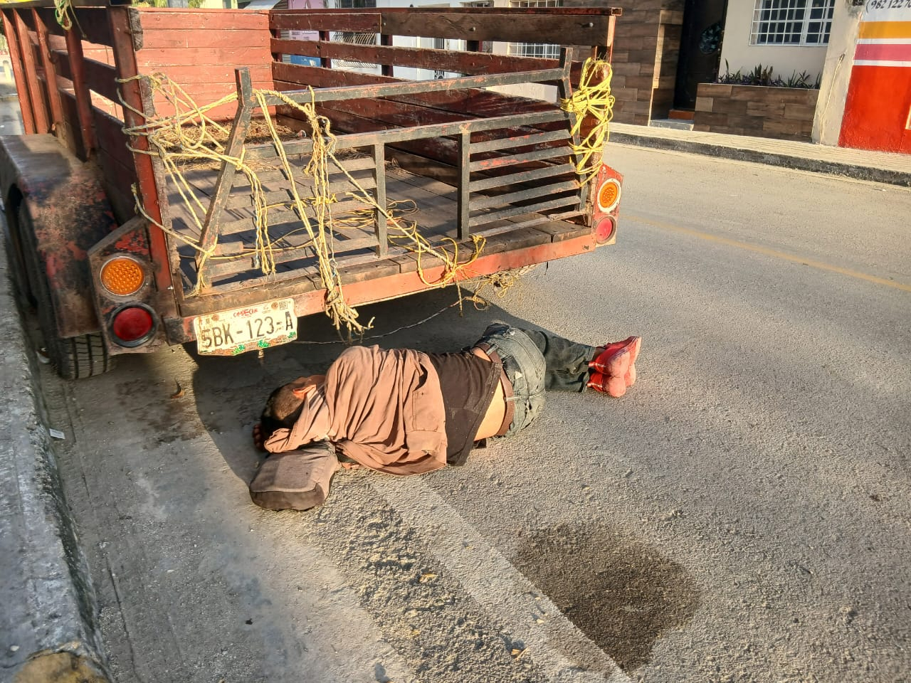 Hombre en presunto estado de ebriedad casi es atropellado en Escárcega