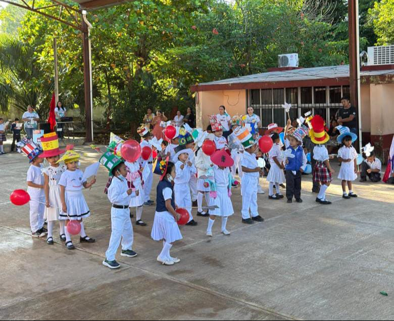 Los niños representaron a distintos países con banderas, trajes típicos y carteles. Los niños representaron a distintos países con banderas, trajes típicos y carteles.