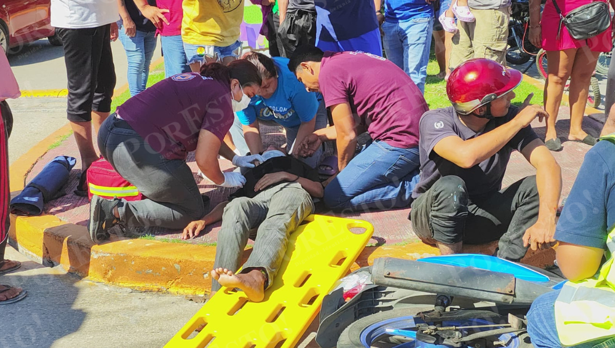 Paramédicos de Protección Civil trasladaron a la lesionada al hospital para recibir atención médica. Paramédicos de Protección Civil trasladaron a la lesionada al hospital para recibir atención médica.