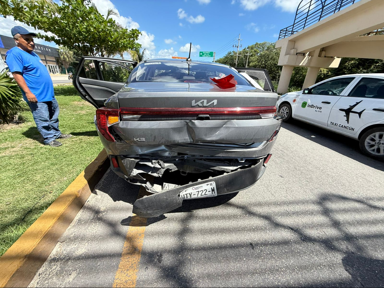 Un aparatoso choque se registró en el boulevard Playa del Carmen, a la altura de la avenida 28 de Julio. Un aparatoso choque se registró en el boulevard Playa del Carmen, a la altura de la avenida 28 de Julio.