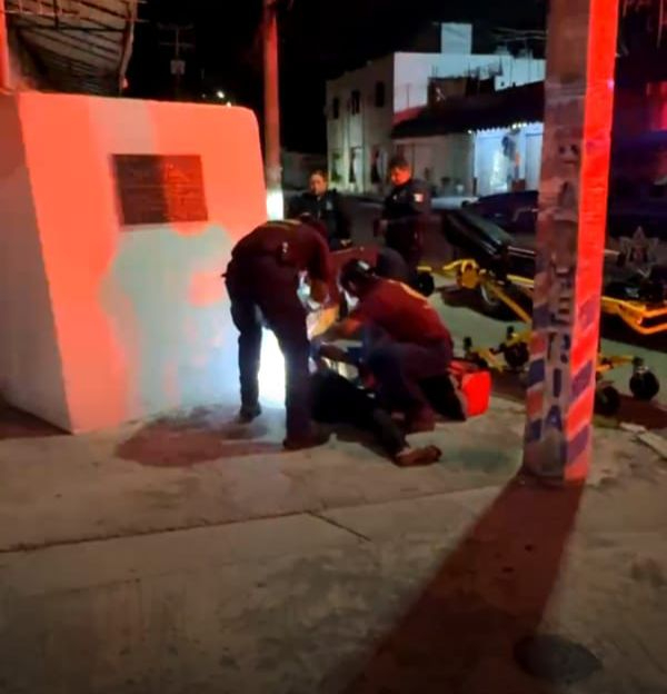 Un hombre fue hallado tirado en la vía pública con una grave herida en la cabeza, presuntamente causada por un hacha. Un hombre fue hallado tirado en la vía pública con una grave herida en la cabeza, presuntamente causada por un hacha.