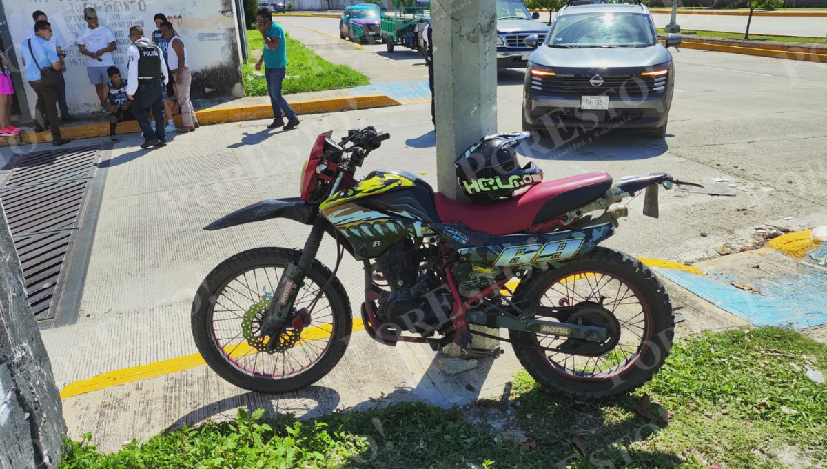 Un joven motociclista resultó lesionado tras ser embestido por una camioneta en el fraccionamiento Puente de la Unidad, en Ciudad del Carmen.