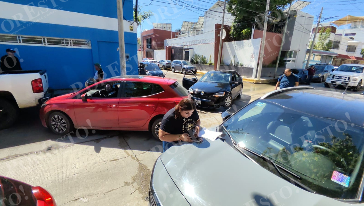 Una conductora de un Jetta negro realizó una maniobra indebida y golpeó un Seat Ibiza rojo. Una conductora de un Jetta negro realizó una maniobra indebida y golpeó un Seat Ibiza rojo.