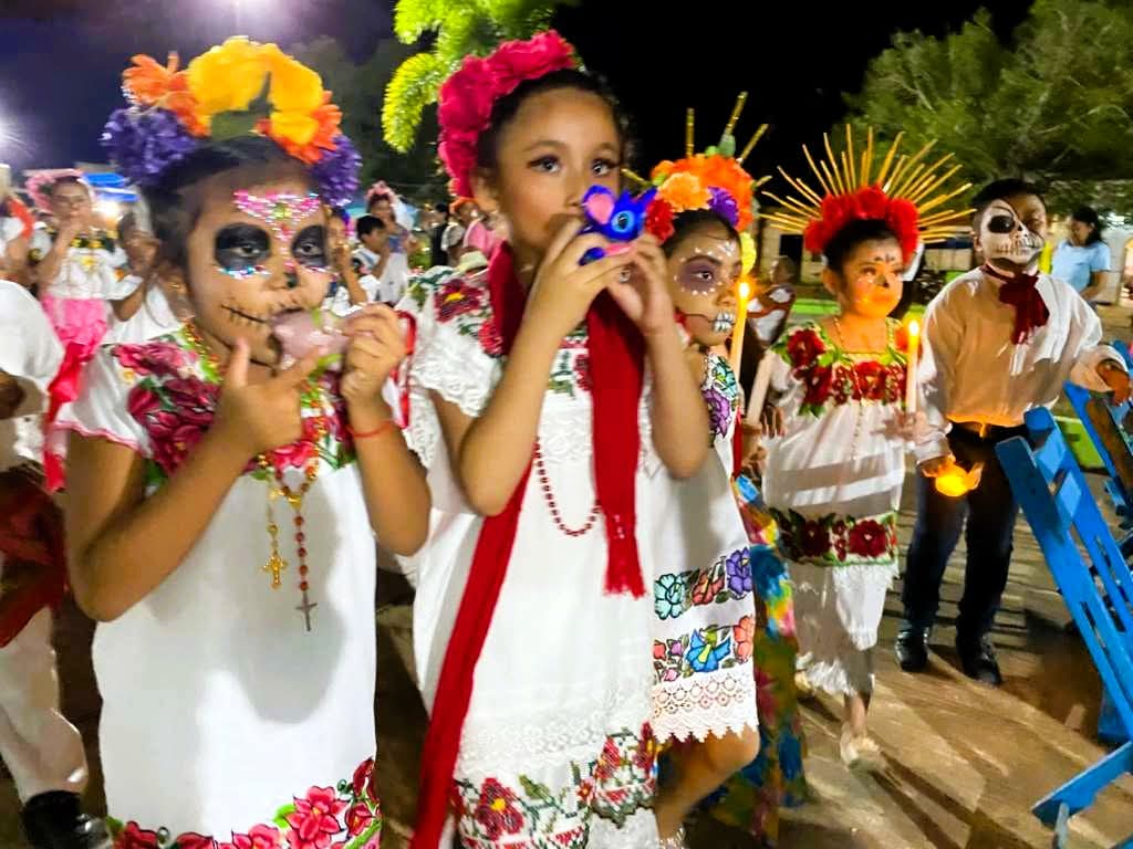 A las 19:00 horas inició el paseo de las Ánimas, desde el cementerio. A las 19:00 horas inició el paseo de las Ánimas, desde el cementerio.
