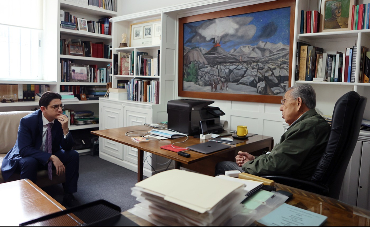 En la calidez de su biblioteca, el ingeniero platicó sobre su vida y la influencia de su padre. En la calidez de su biblioteca, el ingeniero platicó sobre su vida y la influencia de su padre.