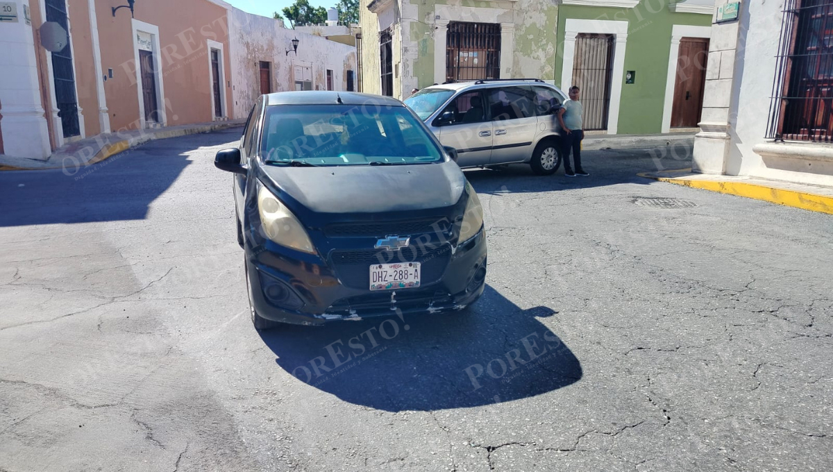Golpe en esquina del parque de Guadalupe deja solo daños materiales Golpe en esquina del parque de Guadalupe deja solo daños materiales