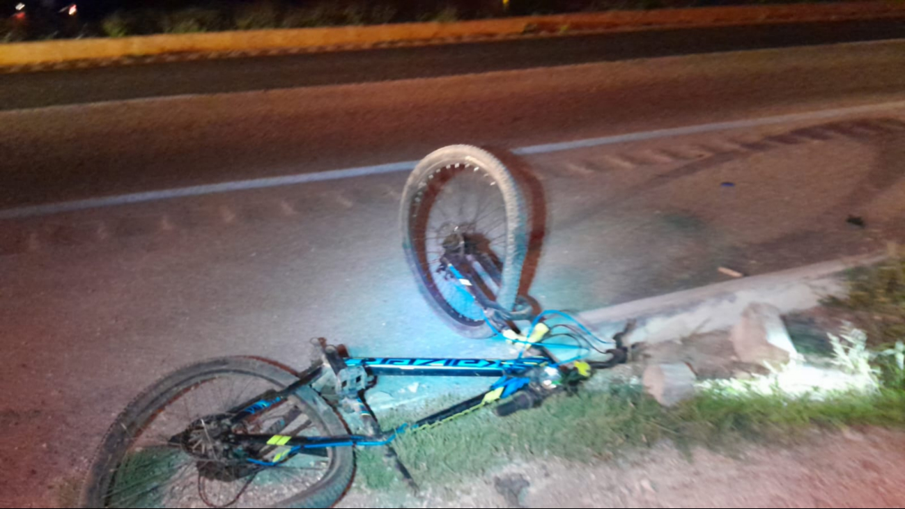La bicicleta terminó doblada y sobre la carretera por el fuerte impacto. La bicicleta terminó doblada y sobre la carretera por el fuerte impacto.