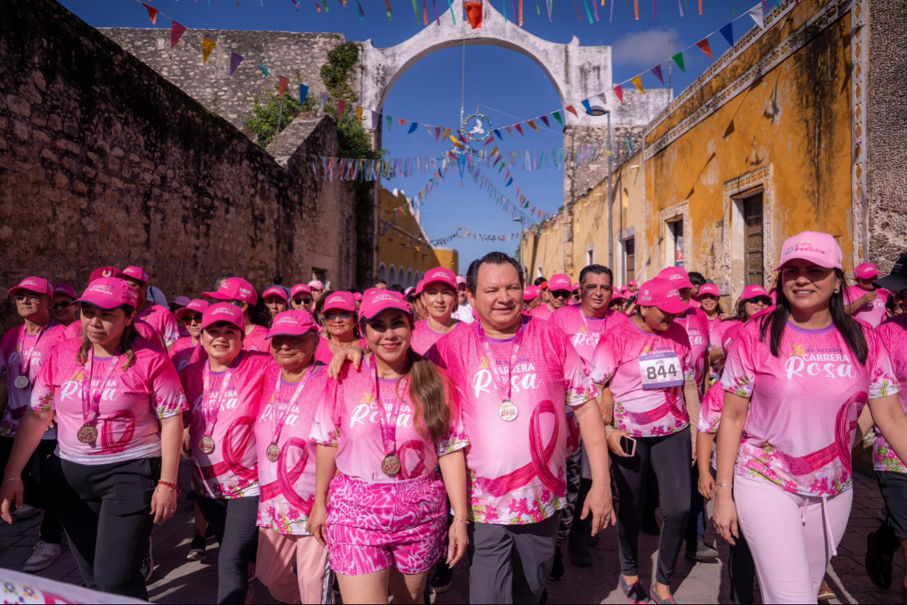 La carrera rosa se realizó en el Pueblo Mágico de Izamal La carrera rosa se realizó en el Pueblo Mágico de Izamal