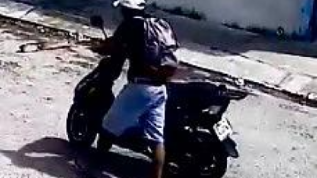 Sujeto se roba motocicleta en plena luz del día en Playa del Carmen Sujeto se roba motocicleta en plena luz del día en Playa del Carmen