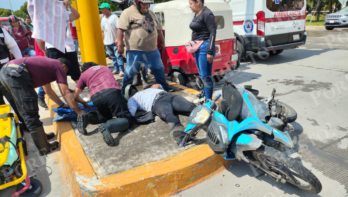 El conductor de la motocicleta sufrió fracturas en brazo y pierna derecha, mientras su acompañante tuvo golpes menores. El conductor de la motocicleta sufrió fracturas en brazo y pierna derecha, mientras su acompañante tuvo golpes menores.