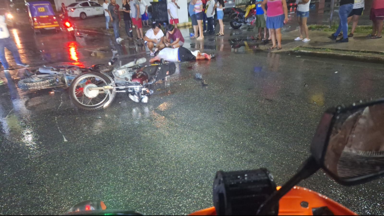 El motociclista lesionado quedó tendido sobre el pavimento. El motociclista lesionado quedó tendido sobre el pavimento.