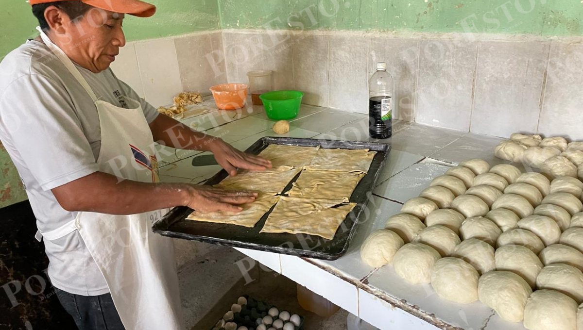 El panadero Florencio Ortiz May de Hopelchén anunció un incremento del 10 % en el precio del pan de muerto. El panadero Florencio Ortiz May de Hopelchén anunció un incremento del 10 % en el precio del pan de muerto.