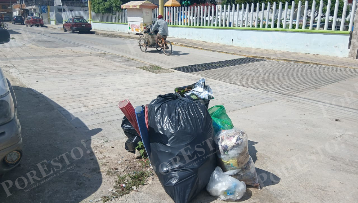 El retraso en la recolección de basura ha generado focos de infección y una imagen negativa en la zona más transitada de Escárcega. El retraso en la recolección de basura ha generado focos de infección y una imagen negativa en la zona más transitada de Escárcega.