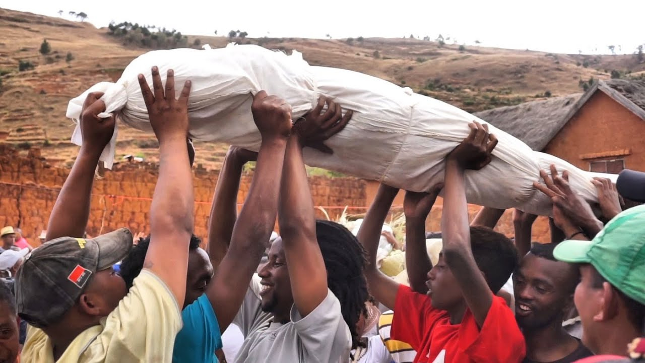 En Madagascar, el ritual del Famadihana consiste en desenterrar a los muertos, envolverlos en nuevas telas y bailar con ellos En Madagascar, el ritual del Famadihana consiste en desenterrar a los muertos, envolverlos en nuevas telas y bailar con ellos