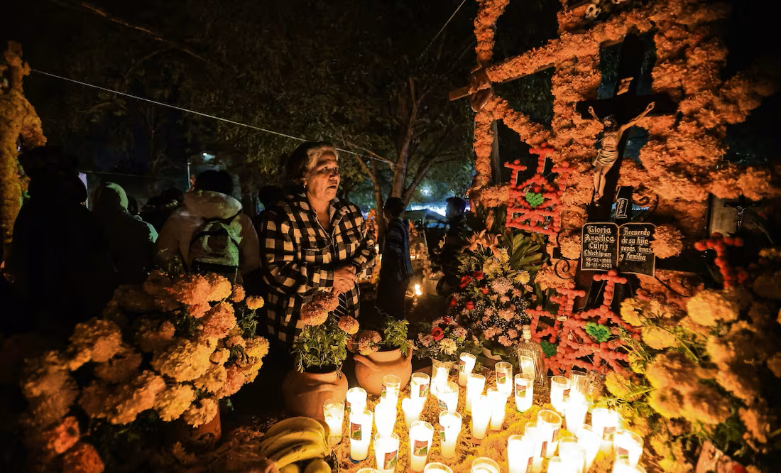 En Tzintzuntzan, Michoacán, los purépechas velan a sus muertos con altares, música y comida En Tzintzuntzan, Michoacán, los purépechas velan a sus muertos con altares, música y comida