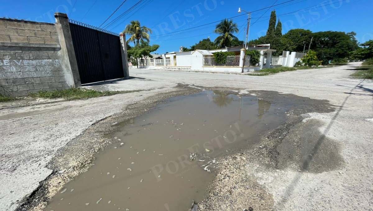 Habitantes y repartidores exigieron al Ayuntamiento trabajos urgentes de rehabilitación vial. Habitantes y repartidores exigieron al Ayuntamiento trabajos urgentes de rehabilitación vial.