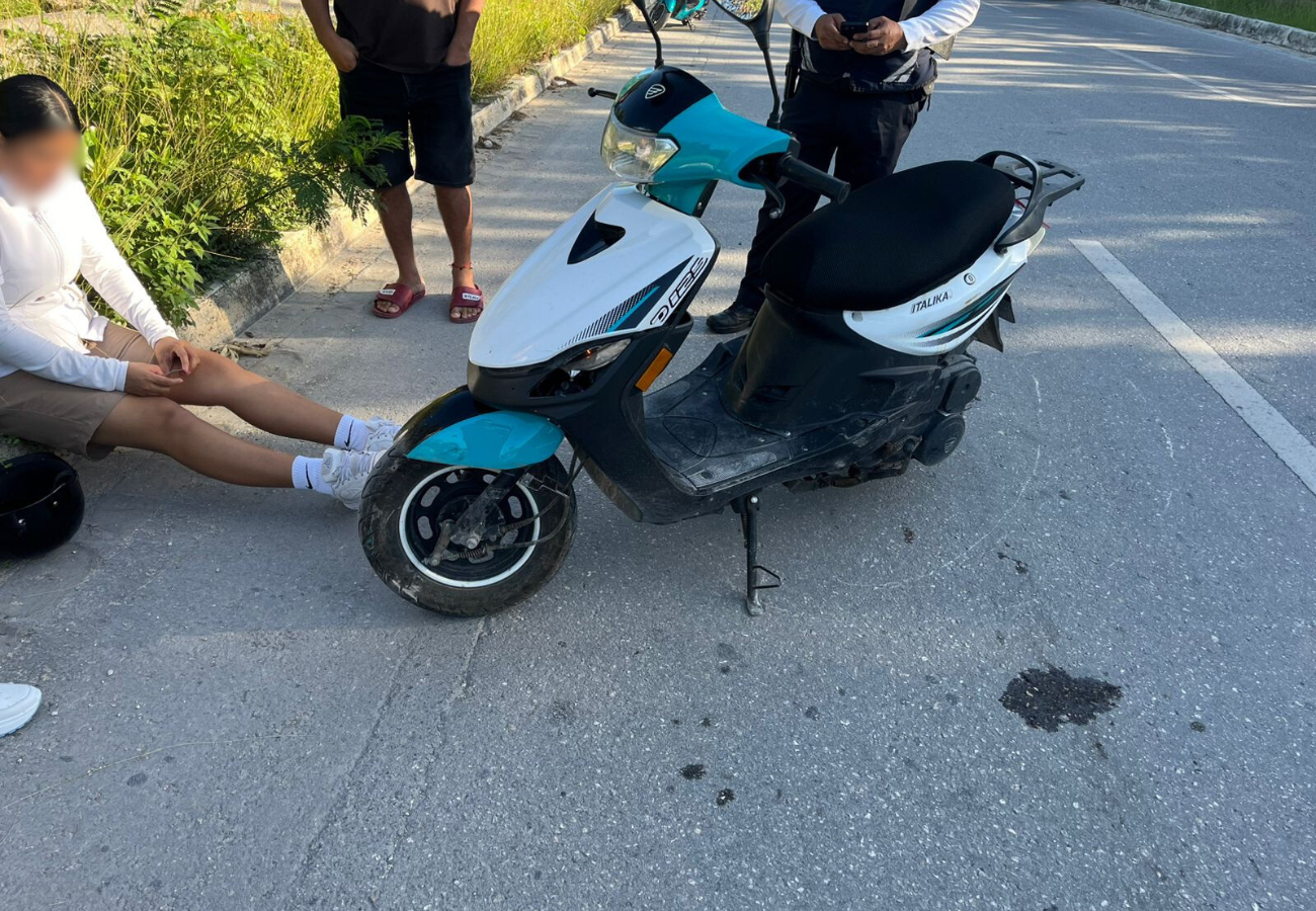 Policía y motociclista protagonizan accidente en Playa del Carmen