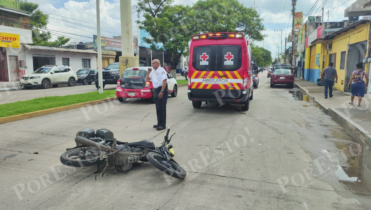 Motociclista lesionado tras chocar por alcance contra taxi en Ciudad del Carmen Motociclista lesionado tras chocar por alcance contra taxi en Ciudad del Carmen