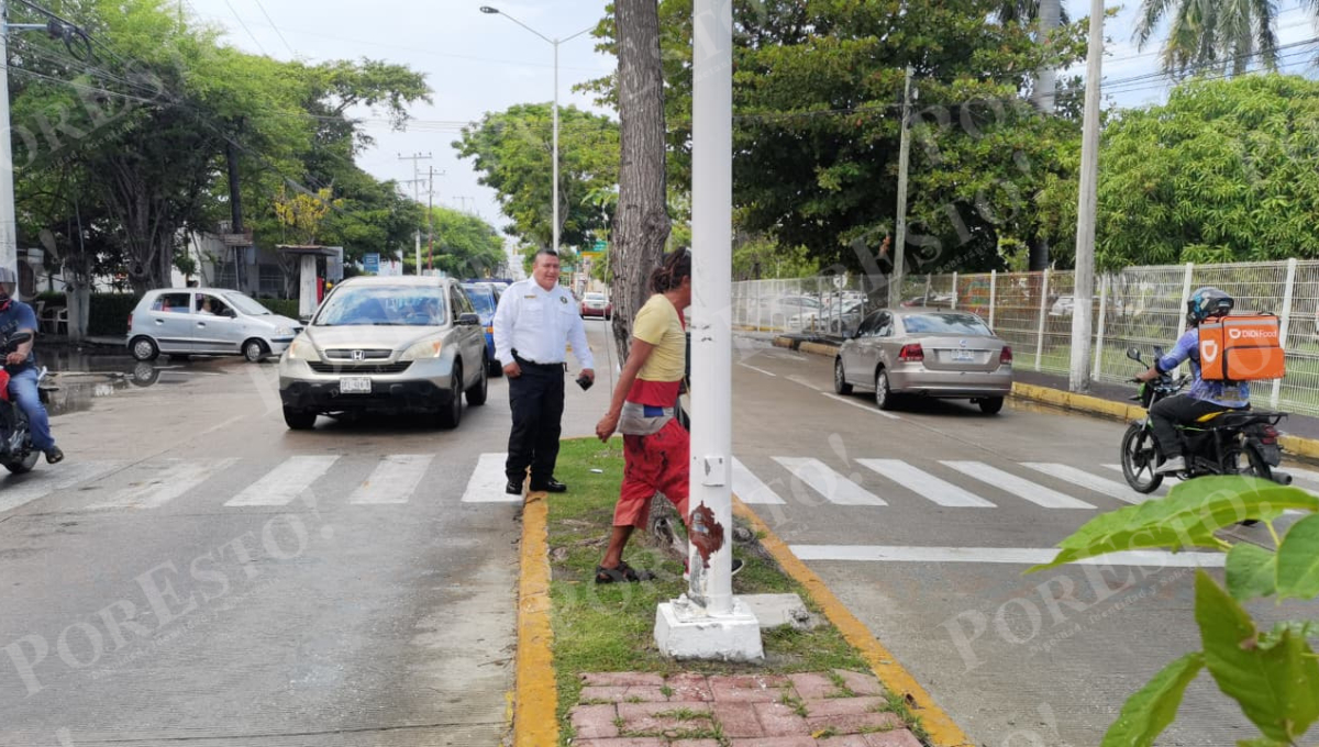 Vecinos lo identificaron como alguien que suele causar disturbios en la colonia Petrolera. Vecinos lo identificaron como alguien que suele causar disturbios en la colonia Petrolera.
