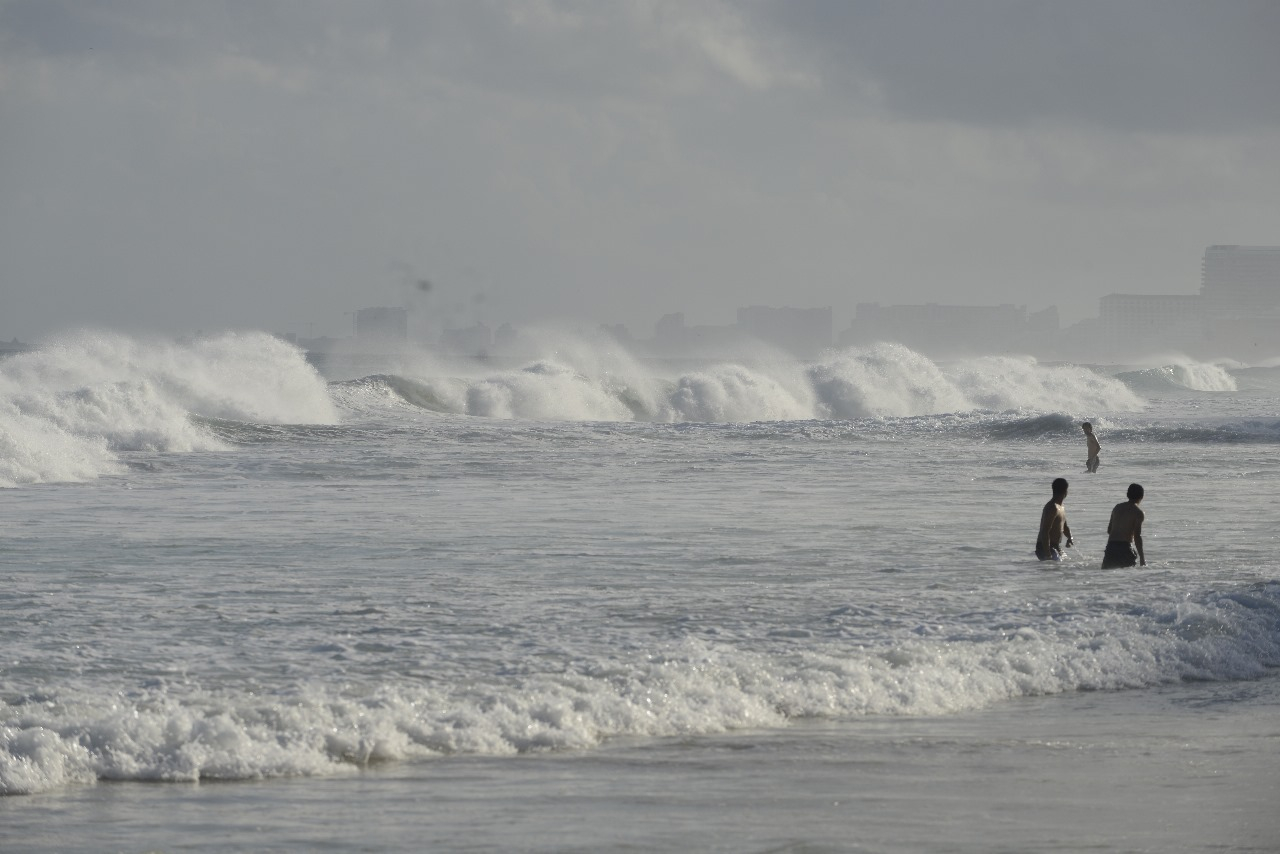 Algunos bañistas entraron al agua sin importar la bandera roja. Algunos bañistas entraron al agua sin importar la bandera roja.