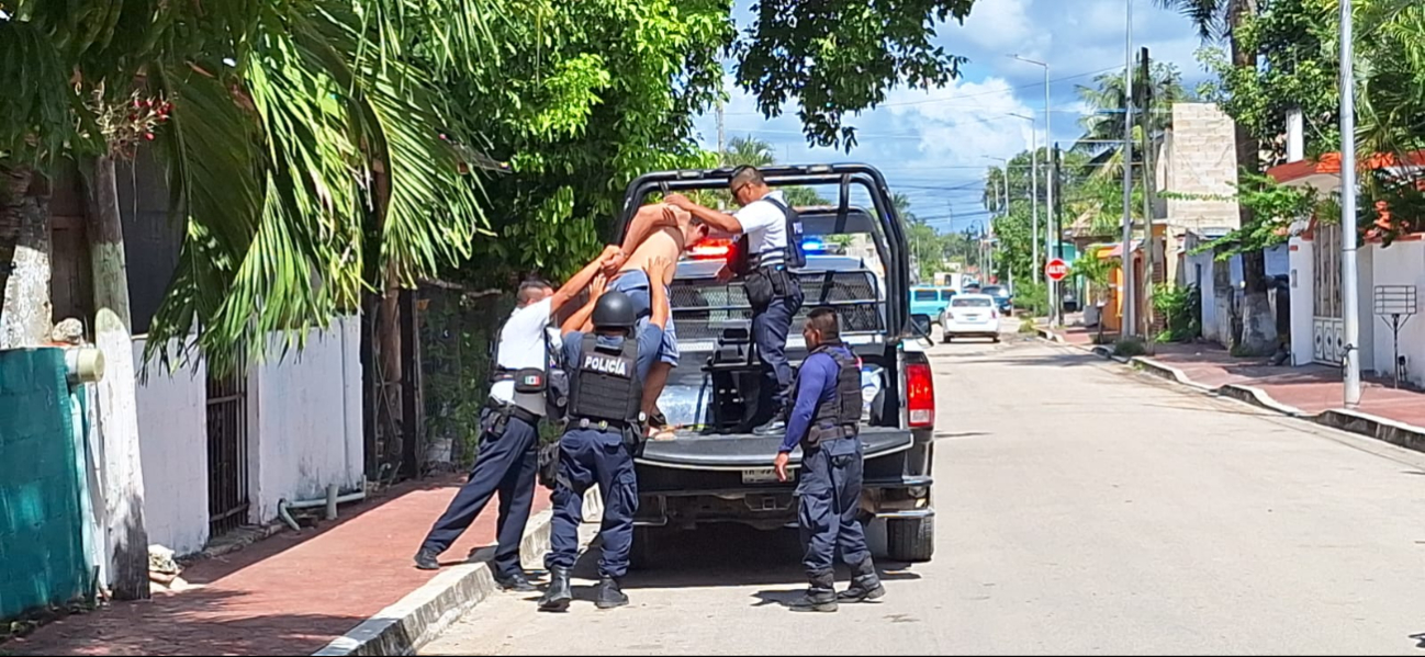 De igual manera los uniformados lograron asegurar a la pareja de la mujer, quien minutos antes la había golpeado De igual manera los uniformados lograron asegurar a la pareja de la mujer, quien minutos antes la había golpeado