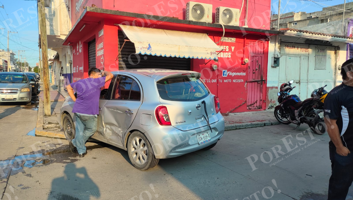 El taxi Nissan Versa resultó con el frente destrozado y el Nissan March se impactó contra la fachada de un comercio. El taxi Nissan Versa resultó con el frente destrozado y el Nissan March se impactó contra la fachada de un comercio.