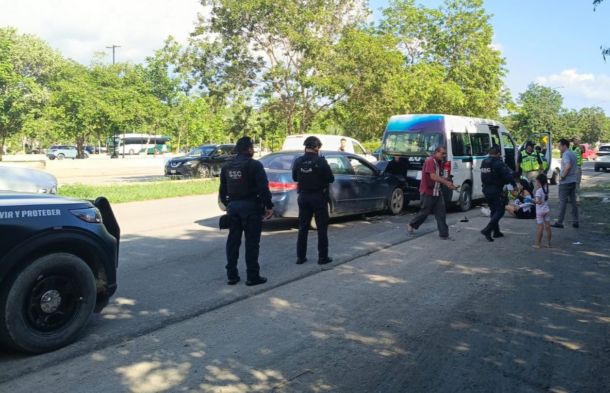 Elementos policiacos y de Protección Civil auxiliaron a los pasajeros. Elementos policiacos y de Protección Civil auxiliaron a los pasajeros.