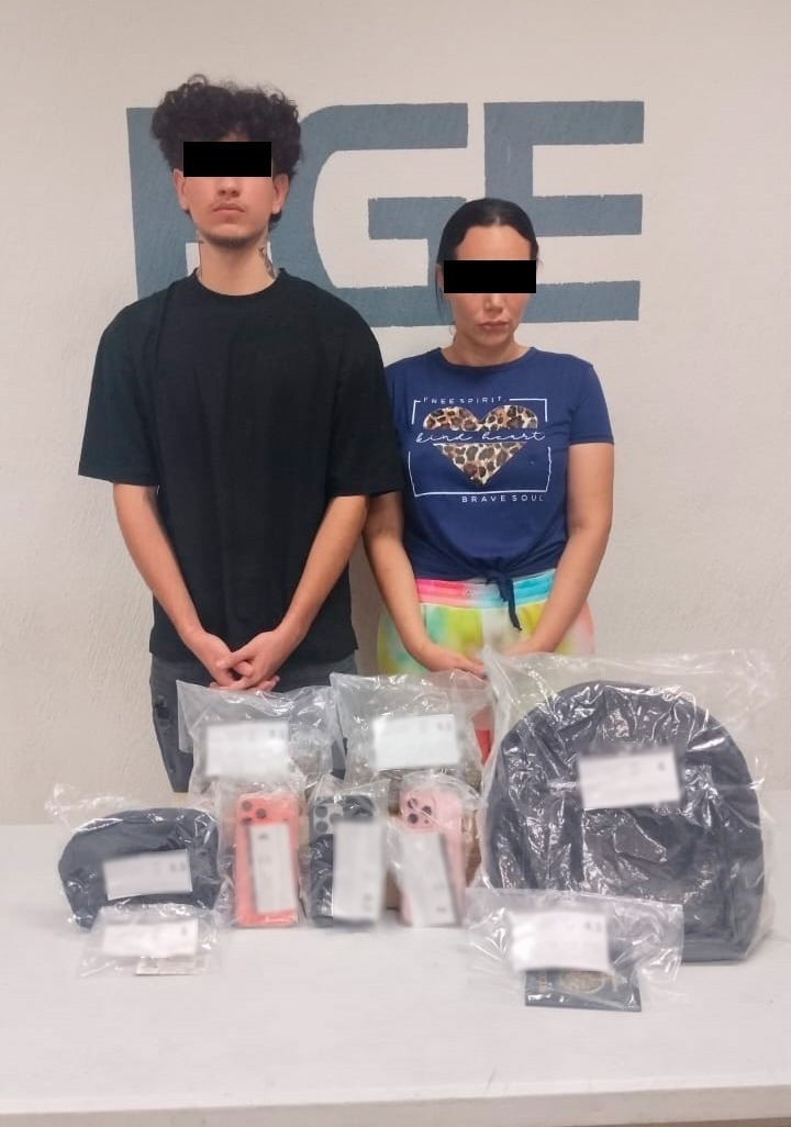 Los detenidos tenían en su poder bolsas de drogas, al parecer mariguana. Los detenidos tenían en su poder bolsas de drogas, al parecer mariguana.