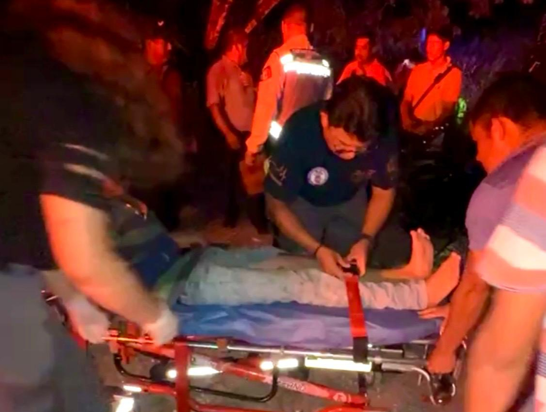 Los paramédicos dieron los primeros auxilios y trasladaron a la víctima. Los paramédicos dieron los primeros auxilios y trasladaron a la víctima.