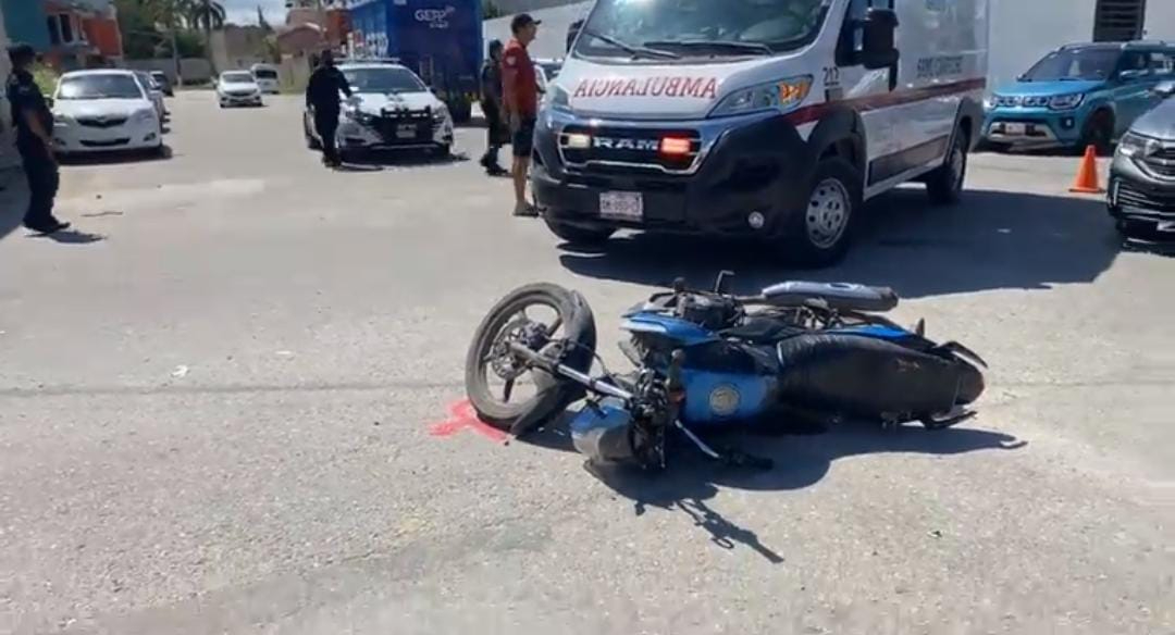 Motociclista lesionado tras chocar contra una van en Villas del Río en Campeche