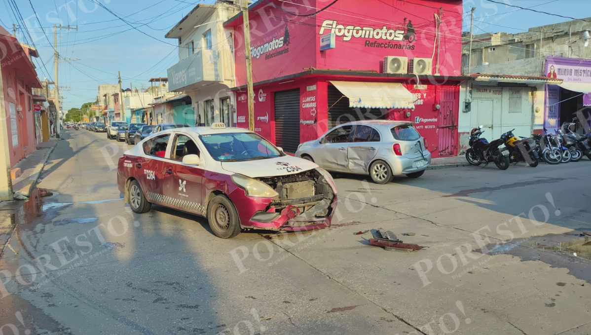 Un choque entre un taxi y un vehículo particular causó cuantiosos daños en la colonia Centro de Campeche. Un choque entre un taxi y un vehículo particular causó cuantiosos daños en la colonia Centro de Campeche.