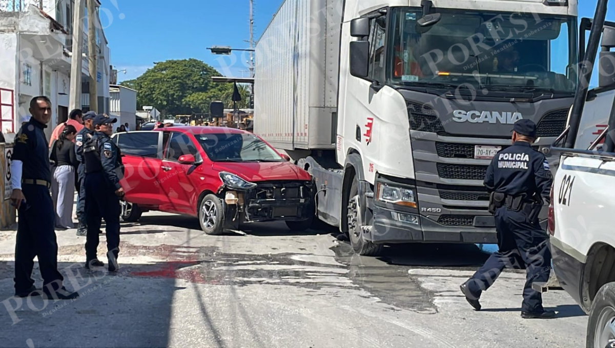 Un Hyundai Grand i10 y un tráiler Scania protagonizaron un choque en la avenida Revolución, en el malecón de Champotón. Un Hyundai Grand i10 y un tráiler Scania protagonizaron un choque en la avenida Revolución, en el malecón de Champotón.