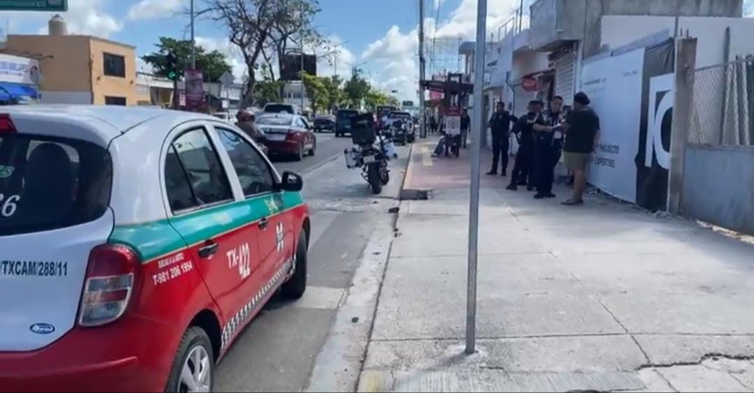 Un taxi con número 422 chocó por alcance a una moto patrulla 1308 sobre la avenida Gobernadores, en San Francisco de Campeche. Un taxi con número 422 chocó por alcance a una moto patrulla 1308 sobre la avenida Gobernadores, en San Francisco de Campeche.