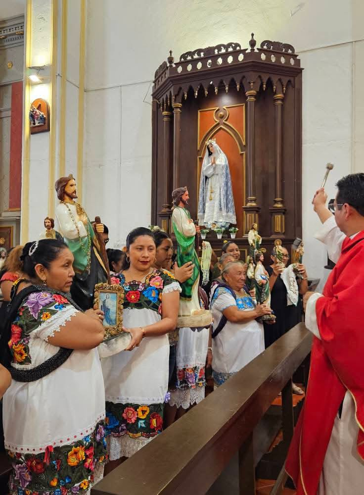 Bendijeron a los asistentes y sus imágenes en la iglesia. Bendijeron a los asistentes y sus imágenes en la iglesia.