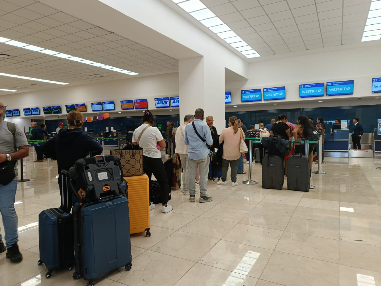 Con más de 70 pasajeros de llegada y 50 de salida, ayer comenzó a operar West Jet en Mérida Con más de 70 pasajeros de llegada y 50 de salida, ayer comenzó a operar West Jet en Mérida