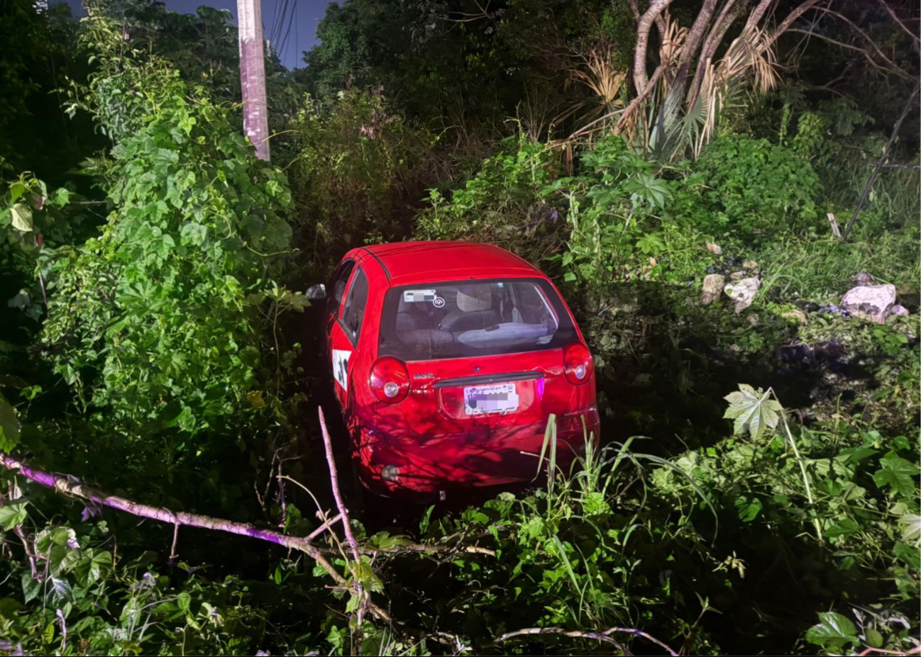 Debido al fuerte golpe, la unidad sufrió daños en la parte frontal y lateral Debido al fuerte golpe, la unidad sufrió daños en la parte frontal y lateral