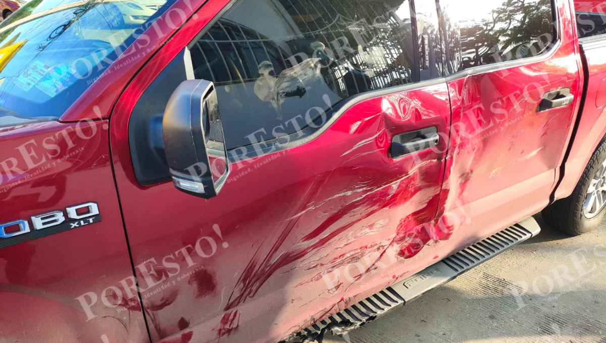 La camioneta Ford Lobo roja giró sin precaución y cortó la circulación a la motocicleta Italika azul. La camioneta Ford Lobo roja giró sin precaución y cortó la circulación a la motocicleta Italika azul.