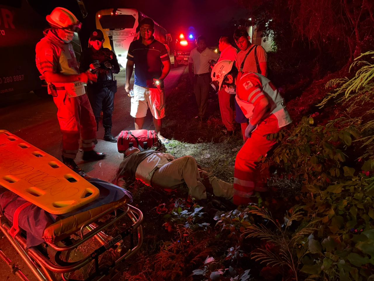 Los paramédicos brindaron los primeros auxilios y trasladaron al herido.