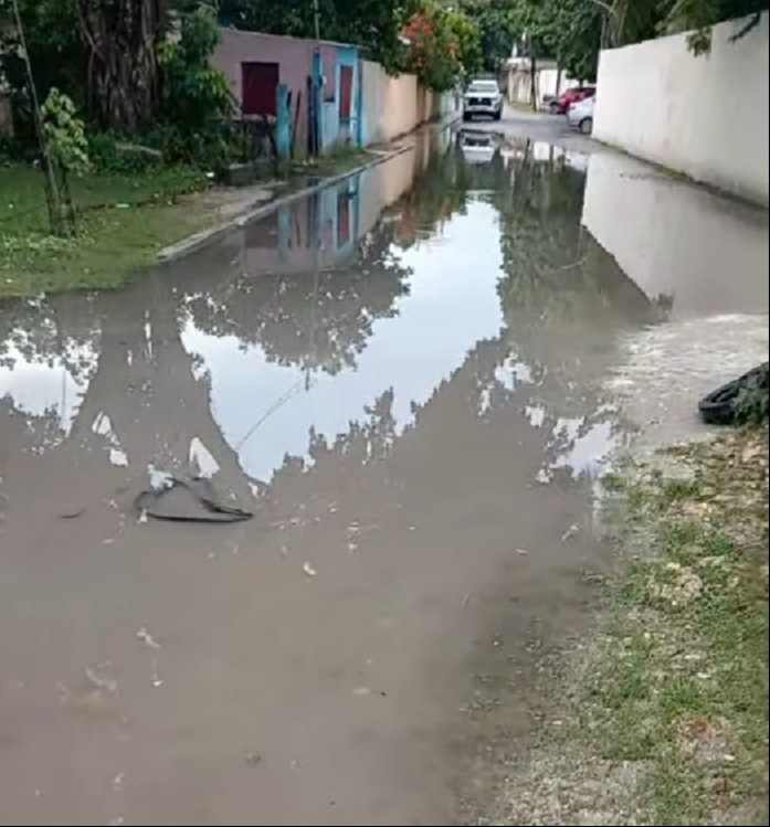 Calles encharcadas y vivienda afectada tras intensa lluvia en Campeche