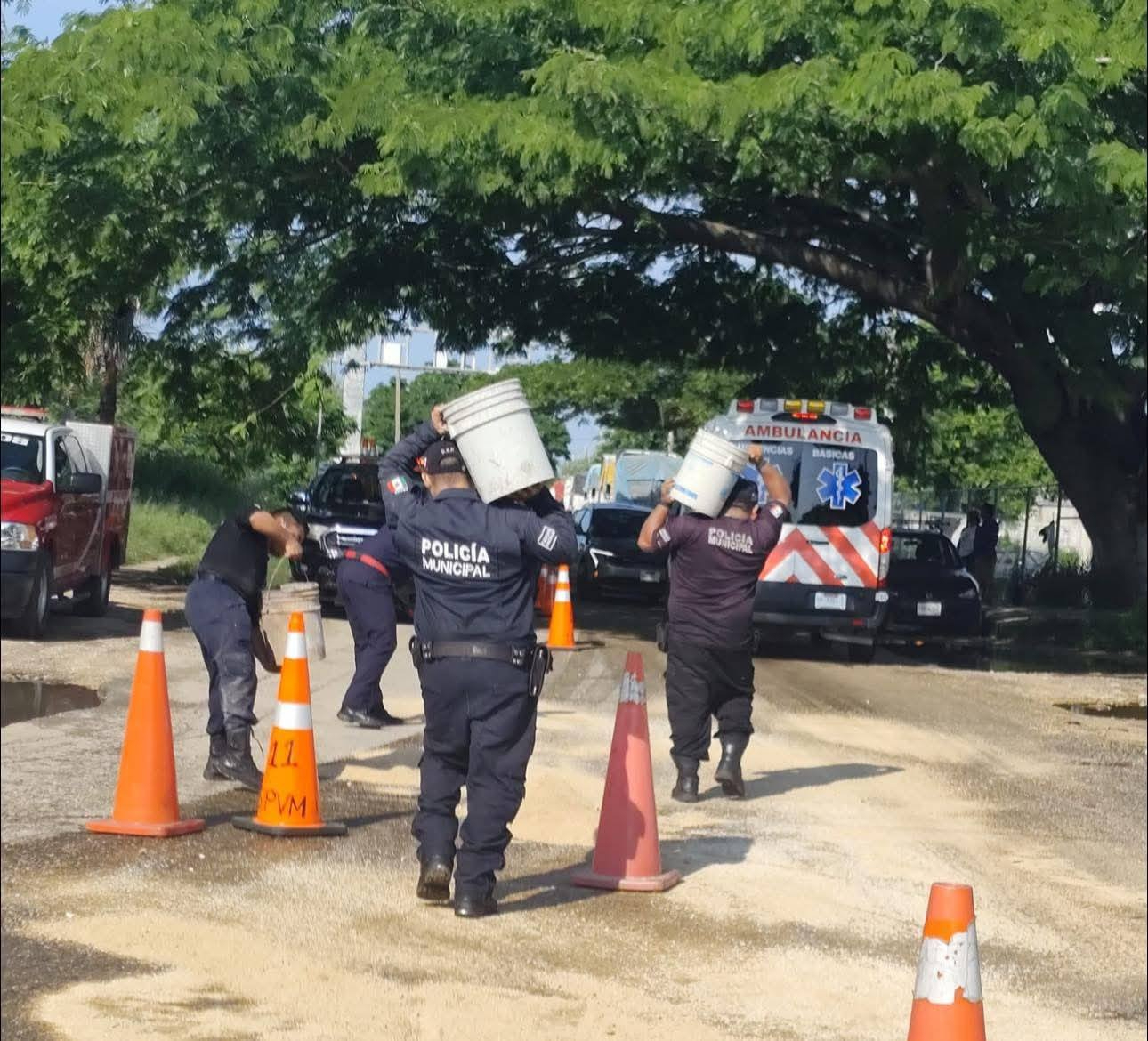 Camioneta vierte 800 litros de combustible en la calle 28 con 25, ocasiona accidentes y deja heridos