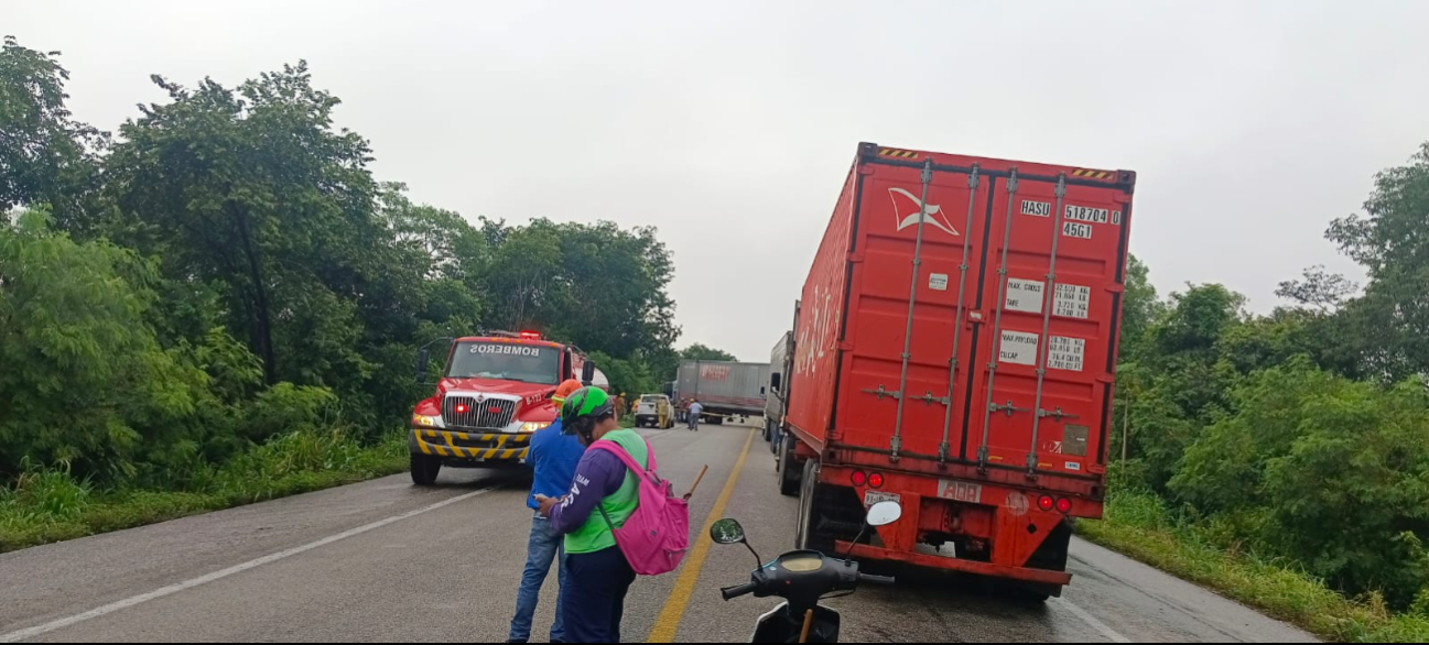 Un tráiler Kenworth blanco sufrió una falla mecánica en la carretera federal Escárcega–Chetumal.