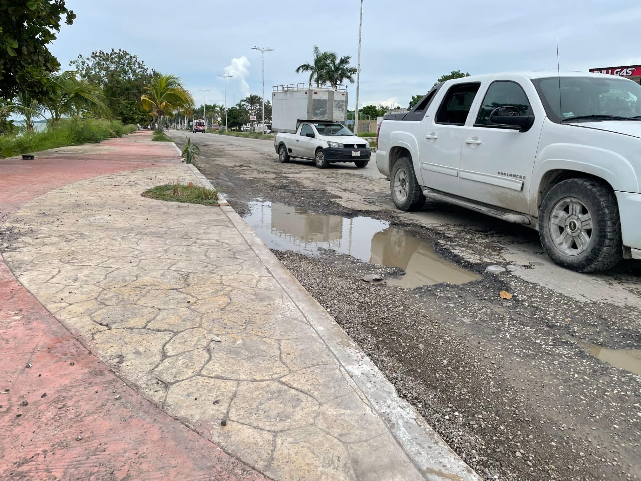 El carril externo, junto al mar, está lleno de baches y se vuelve casi intransitable.
