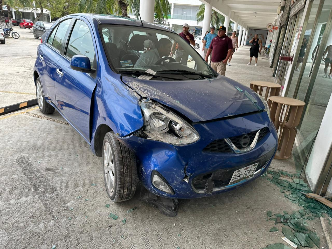El vehículo Nissan March azul terminó incrustado en una tienda de suplementos llamada Store Fitness. El vehículo Nissan March azul terminó incrustado en una tienda de suplementos llamada Store Fitness.