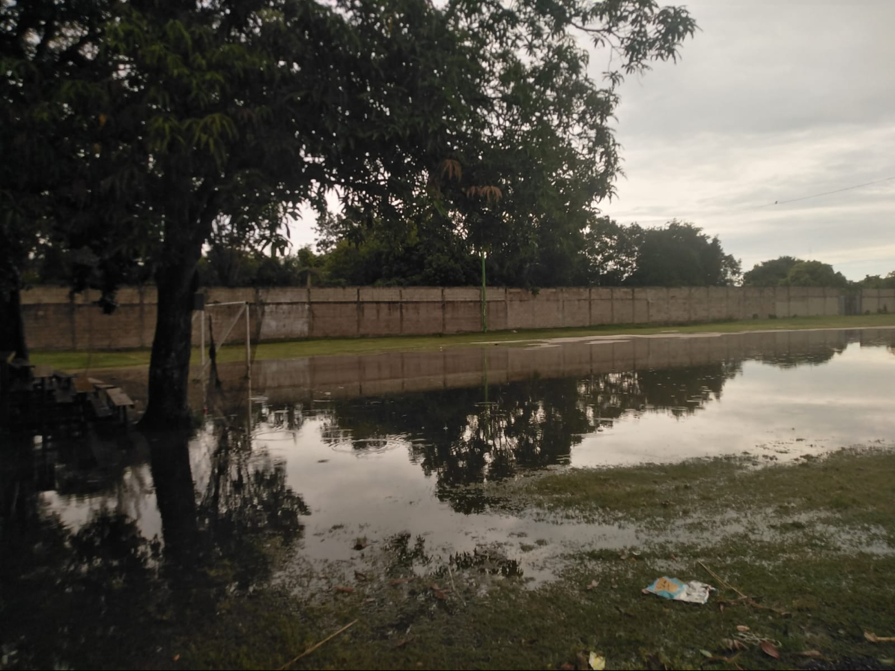 Lluvias fuertes causan encharcamientos y afectan campos deportivos