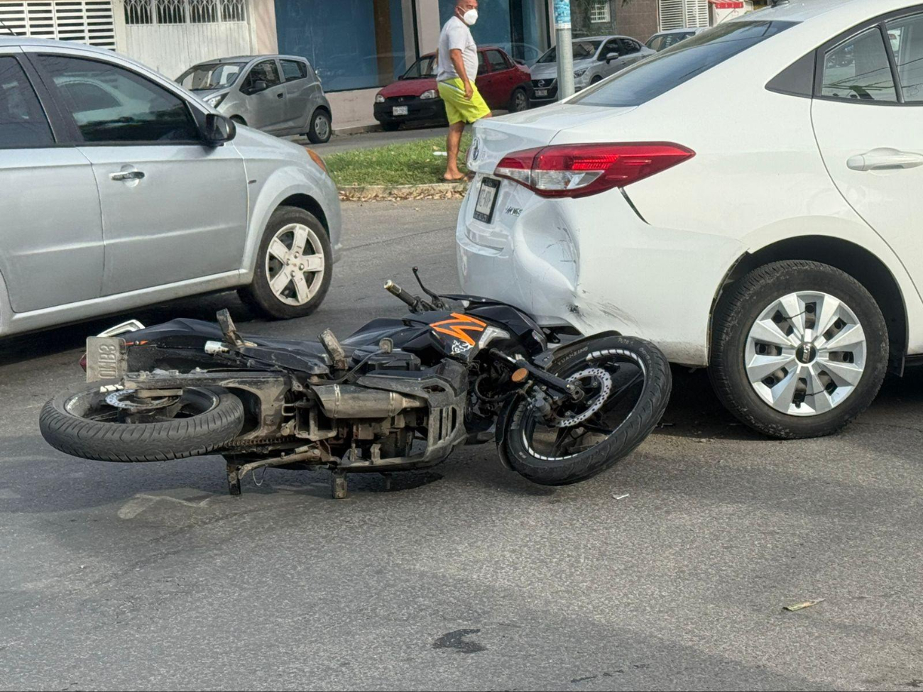 Motociclista provoca accidente vehicular en Chetumal