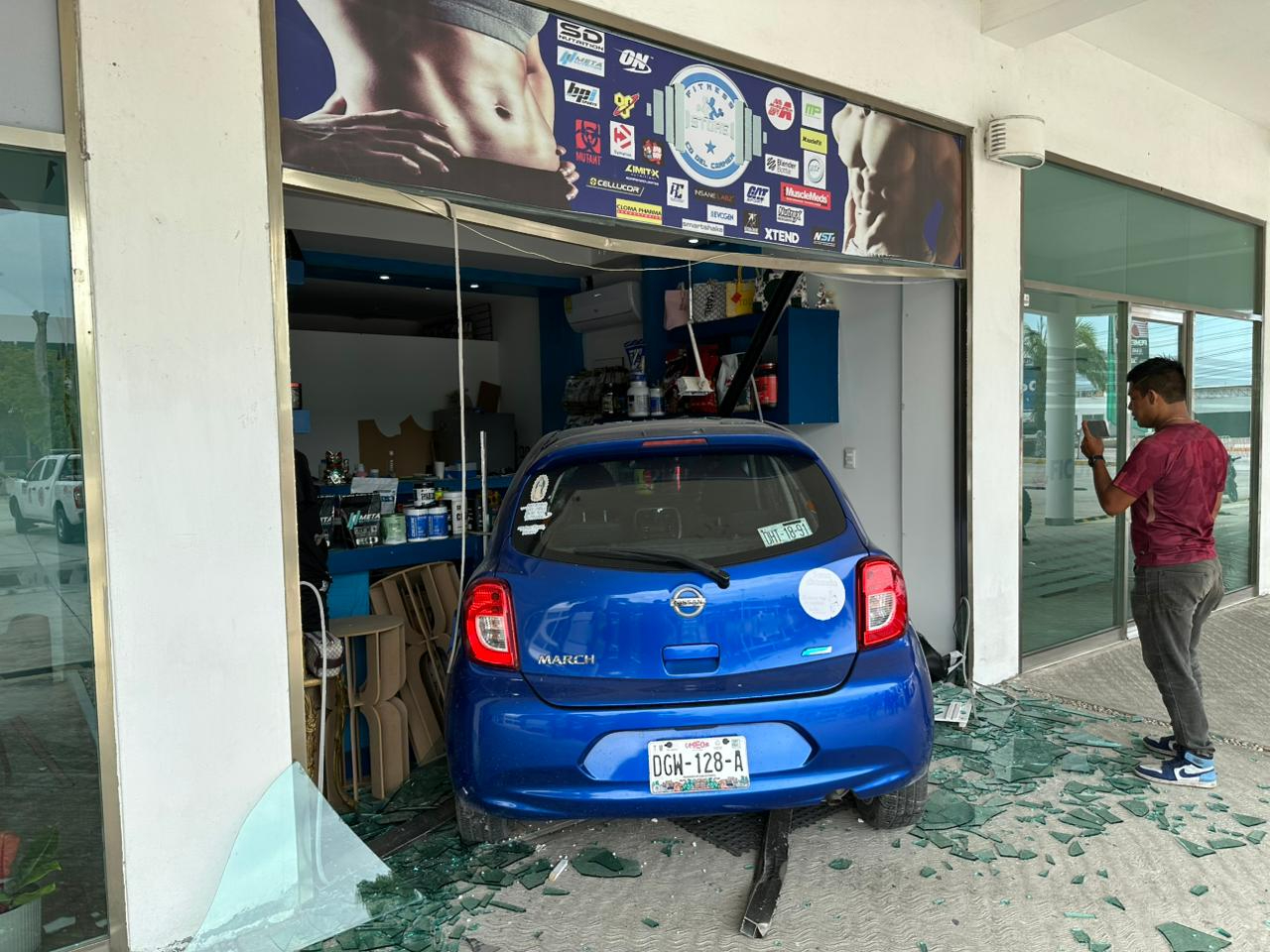 Mujer de la tercera edad incrusta su auto en tienda de suplementos en Ciudad del Carmen Mujer de la tercera edad incrusta su auto en tienda de suplementos en Ciudad del Carmen