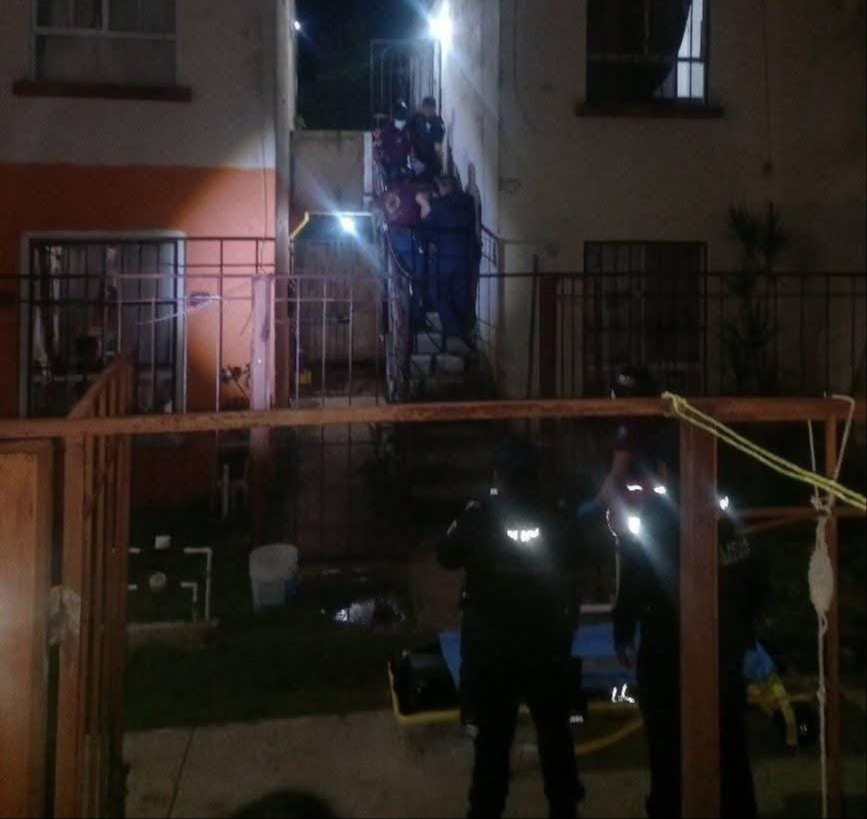 Personal de Protección Civil, quienes lograron descender al herido de manera segura para trasladarlo al Hospital General de Cancún
