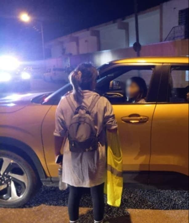 Conductora que “llevaba prisa” se desespera y abre paso entre un desfi le en la colonia Canto Conductora que “llevaba prisa” se desespera y abre paso entre un desfi le en la colonia Canto