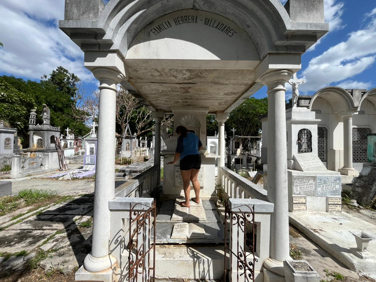 Familiares limpiaron las tumbas de sus familiares en el Cementerio General de Mérida Familiares limpiaron las tumbas de sus familiares en el Cementerio General de Mérida
